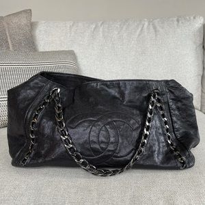Chanel Glazed Caviar East West Modern Chain Tote in Black.